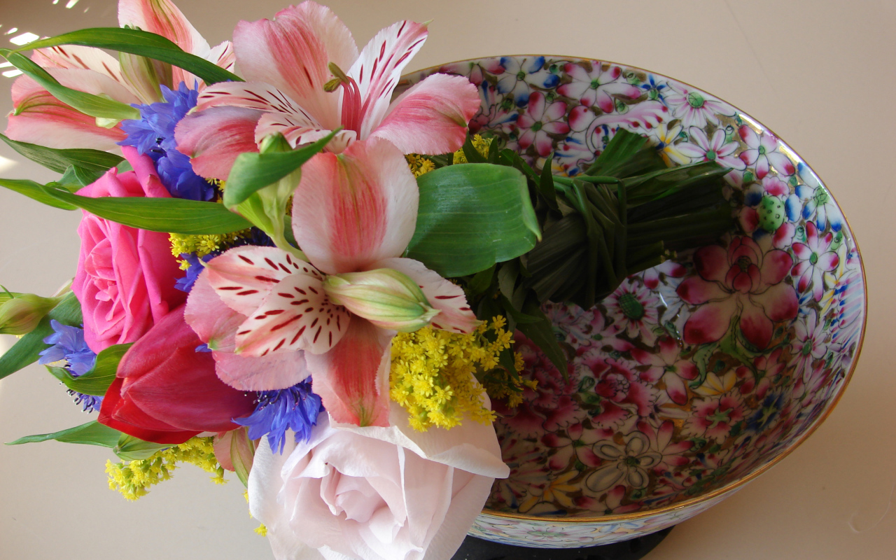 Нежный букет с цветами розы, тюльпана и альстромерии