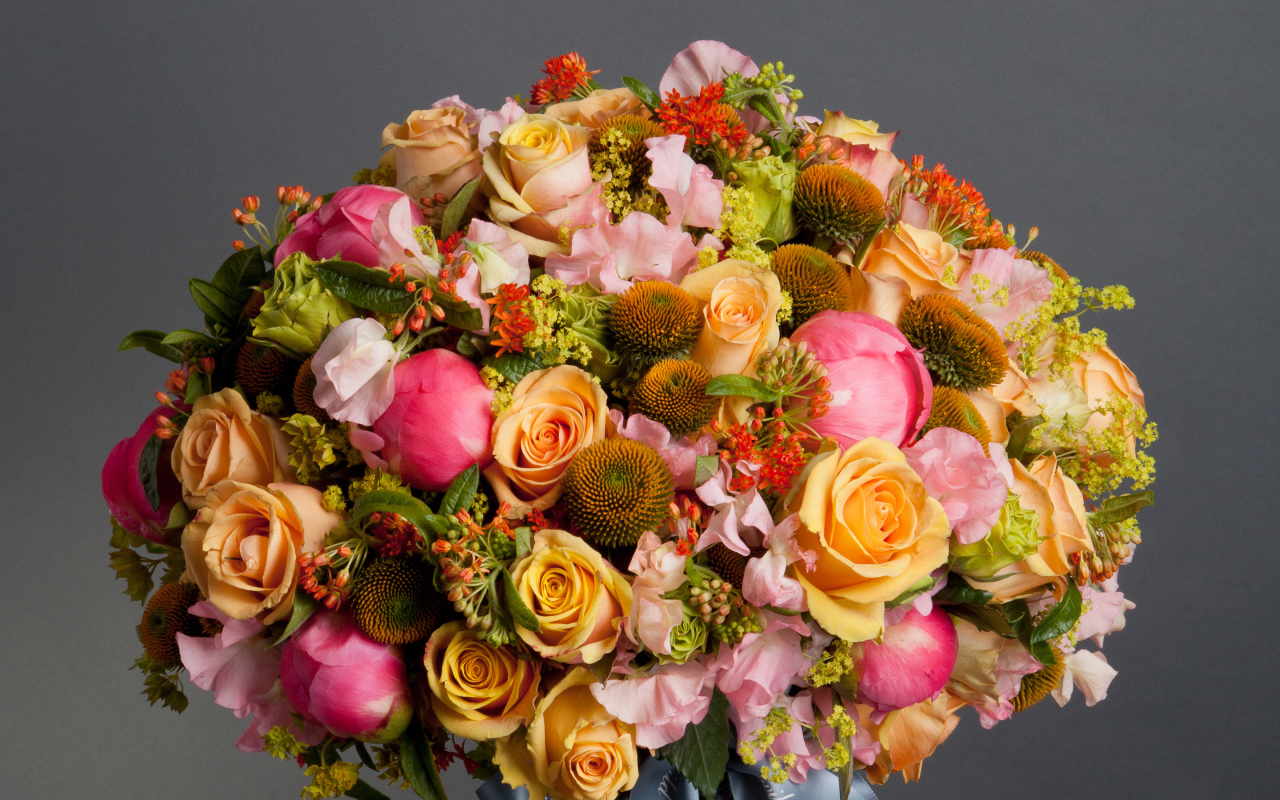 Большой праздничный букет на сером фоне