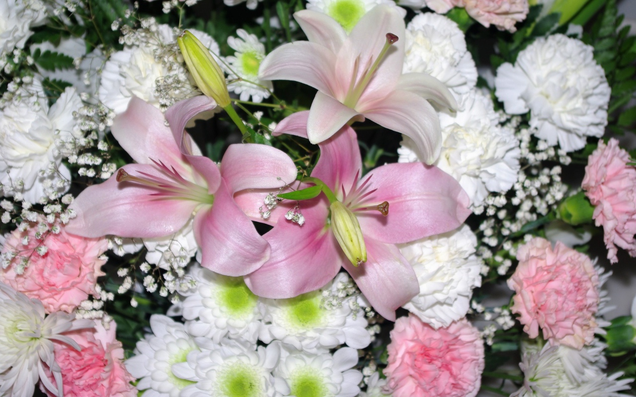 Розовые лилии с белыми и розовыми гвоздиками