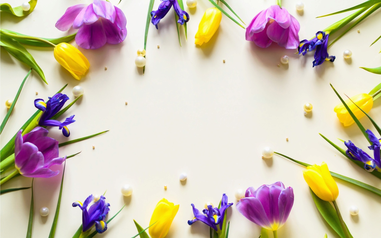 Тюльпаны  и ирисы с жемчужинами на столе 