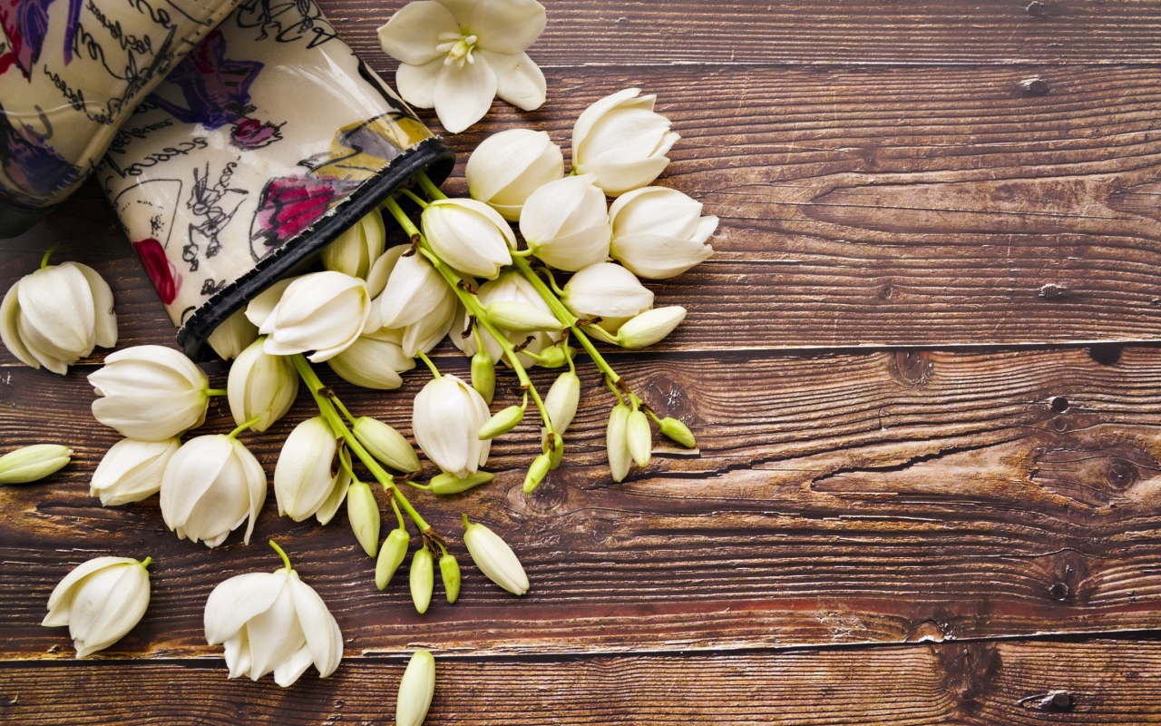 Белые цветы на деревянном фоне