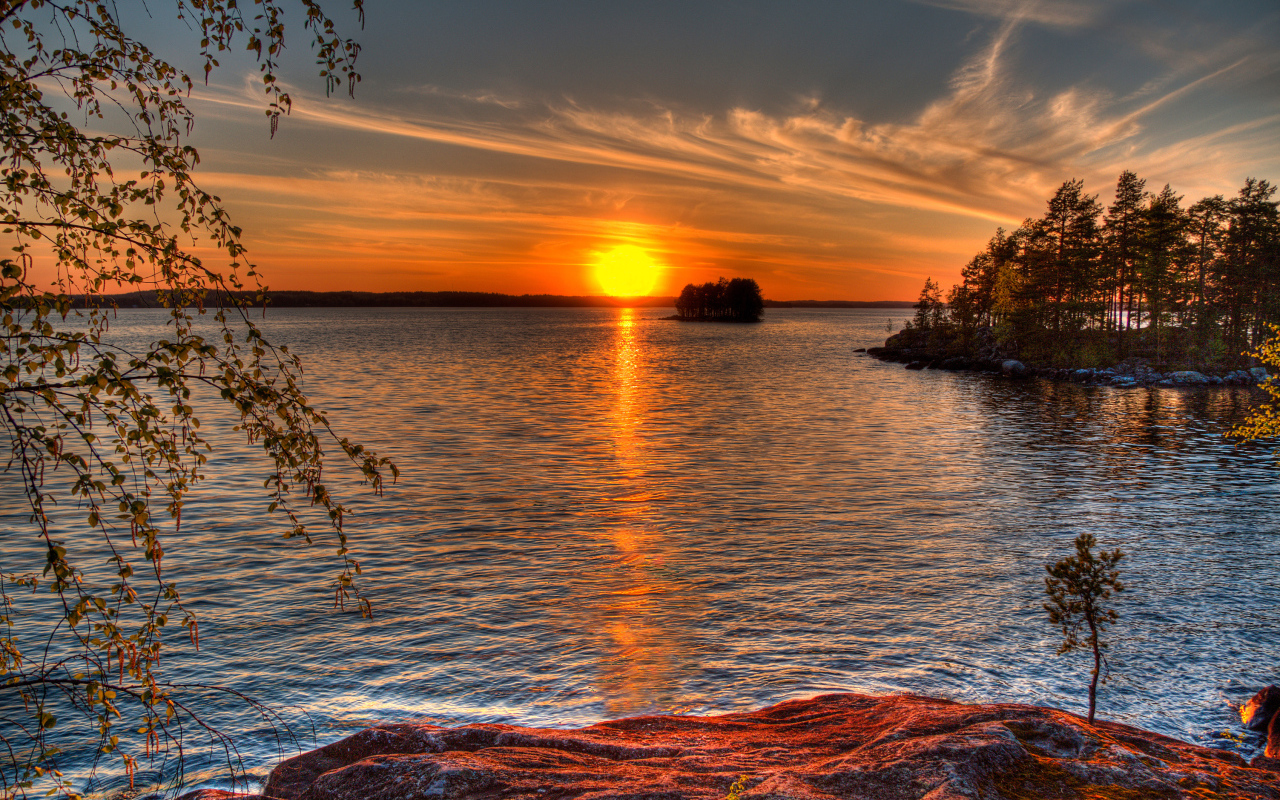 Закат солнца отражается в реке