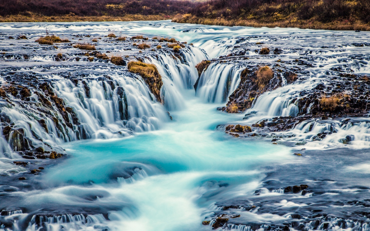 Быстрый водопад стекает с гор 