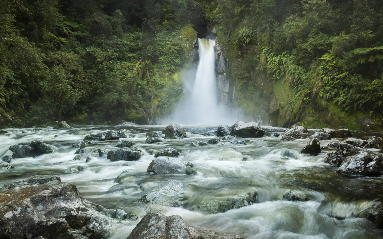 Водопад стекает по камням