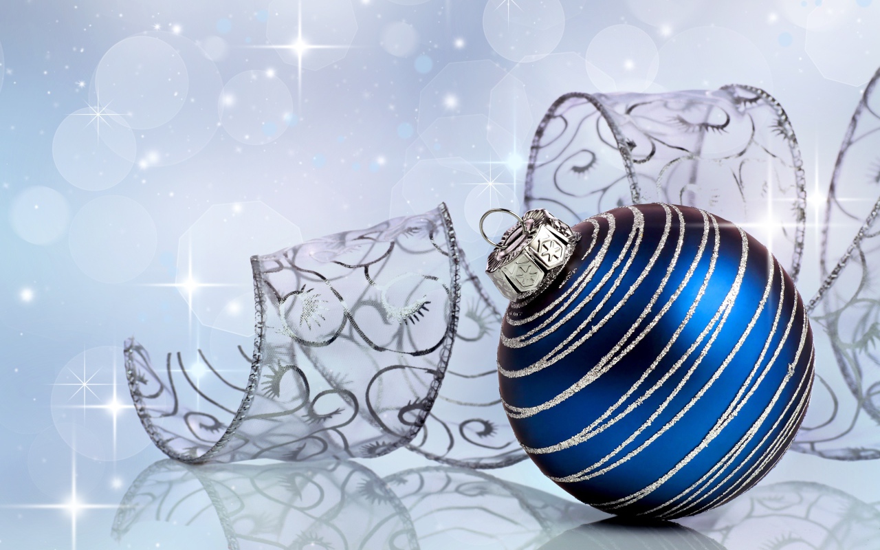 Большой голубой шар с лентой на сером фоне