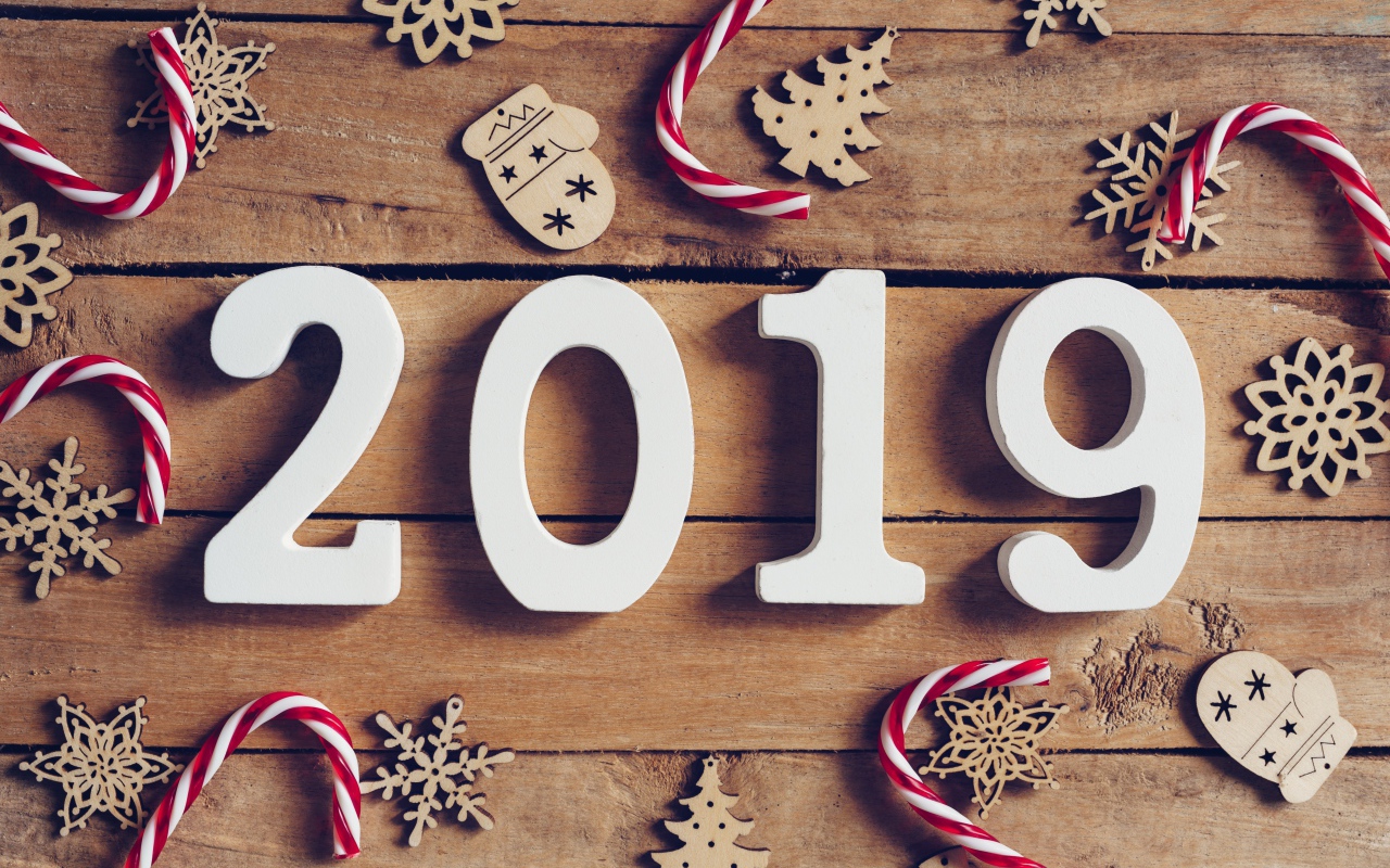 Цифры 2019 с украшениями на деревянном фоне