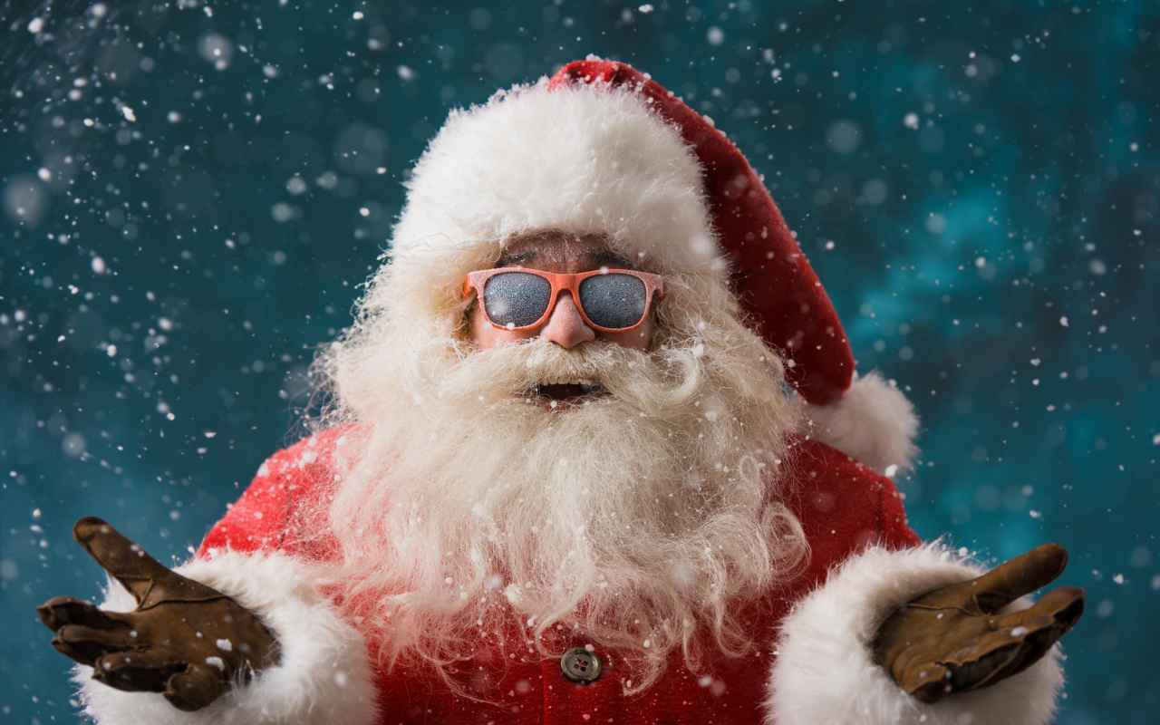 Санта Клаус в солнечных очках покрытых инеем