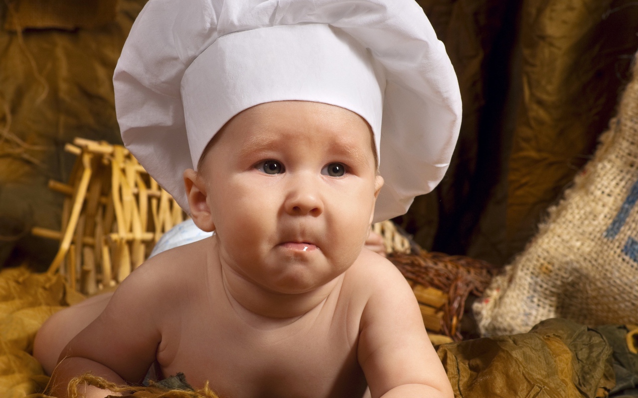 Младенец в белой шапке повара