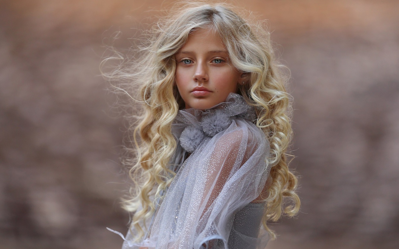 Красивая светловолосая девочка с голубыми глазами 