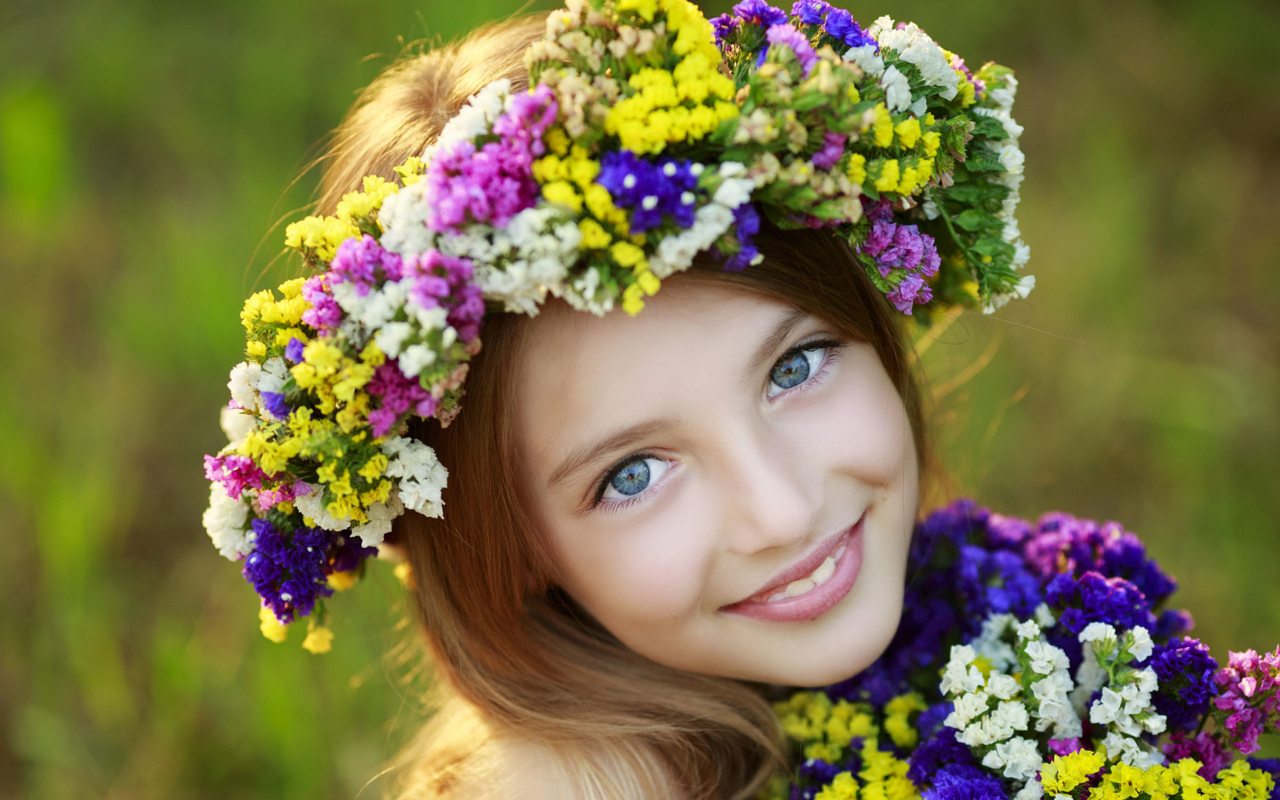 Красивая голубоглазая девочка с венком на голове