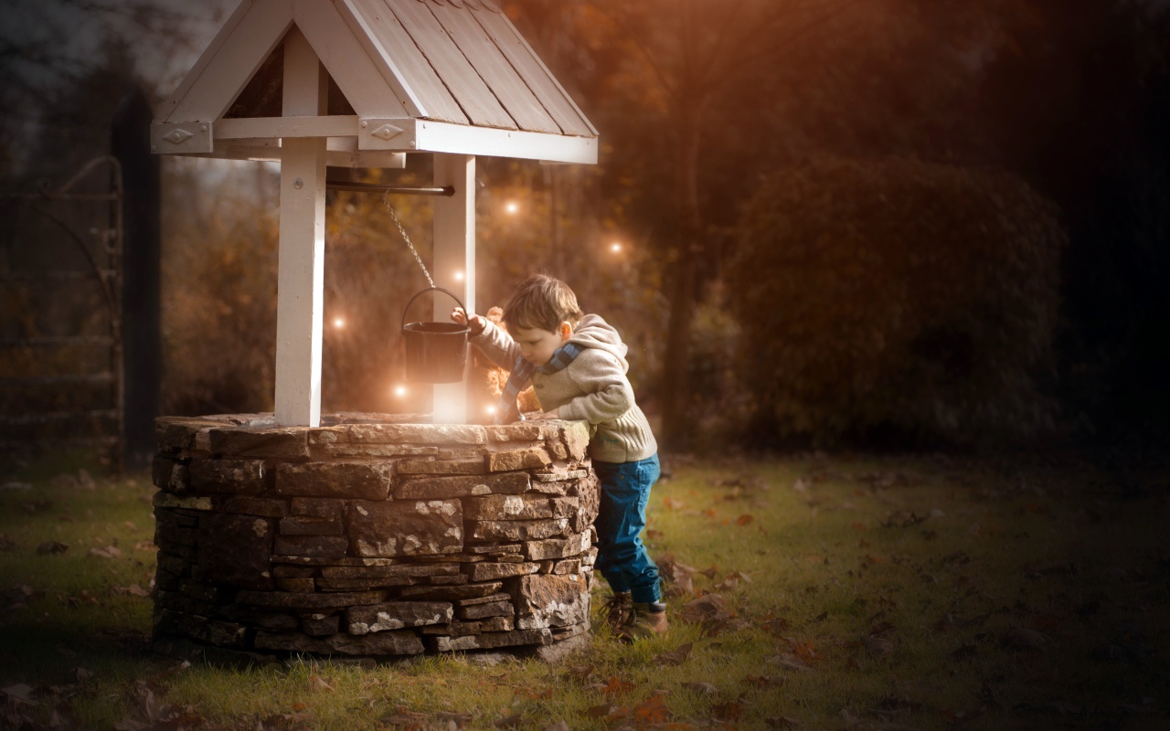 Маленький мальчик у колодца 