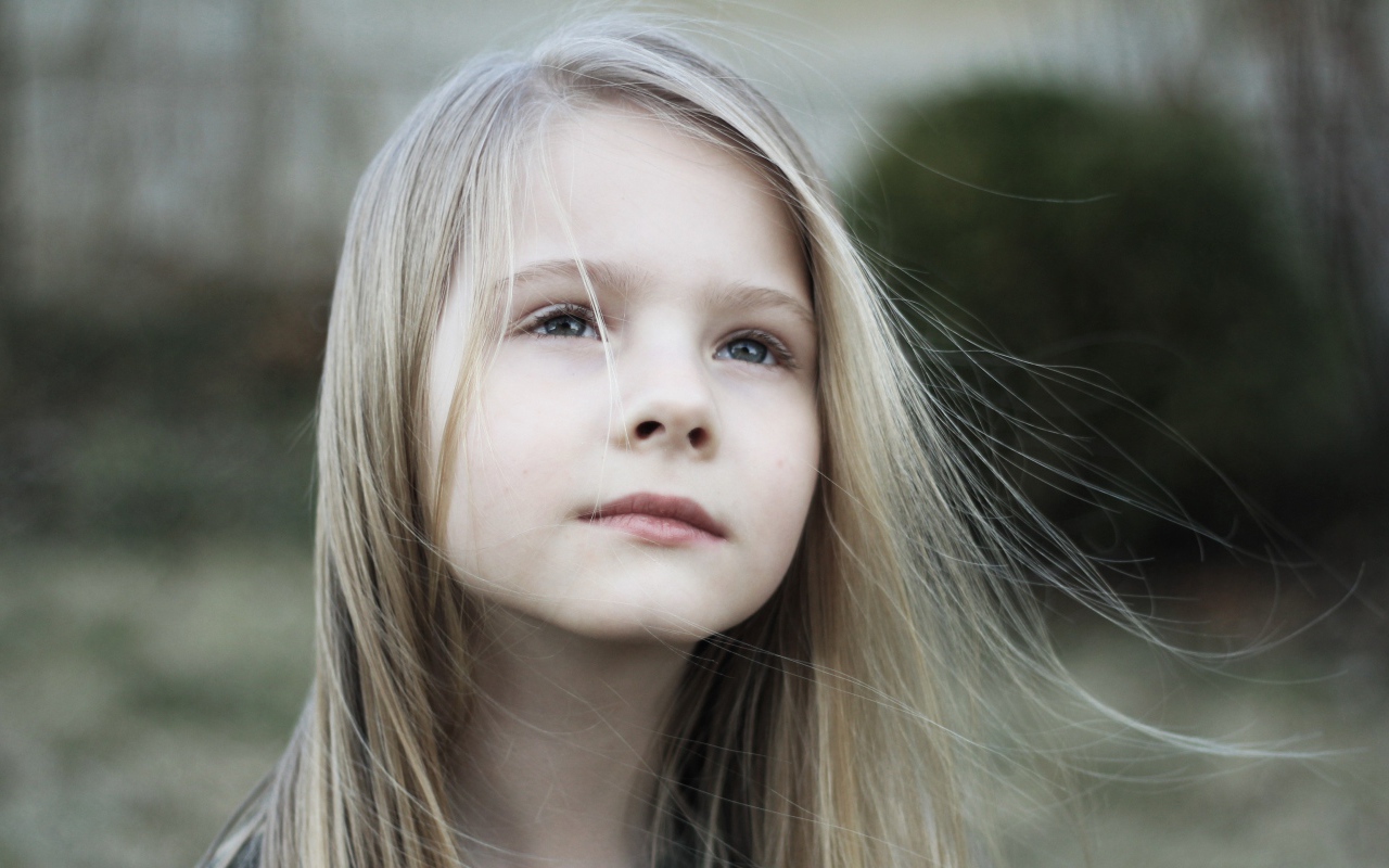 Маленькая девочка с распущенными волосами