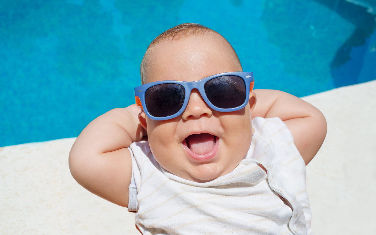 Улыбающийся младенец  солнечных очках 