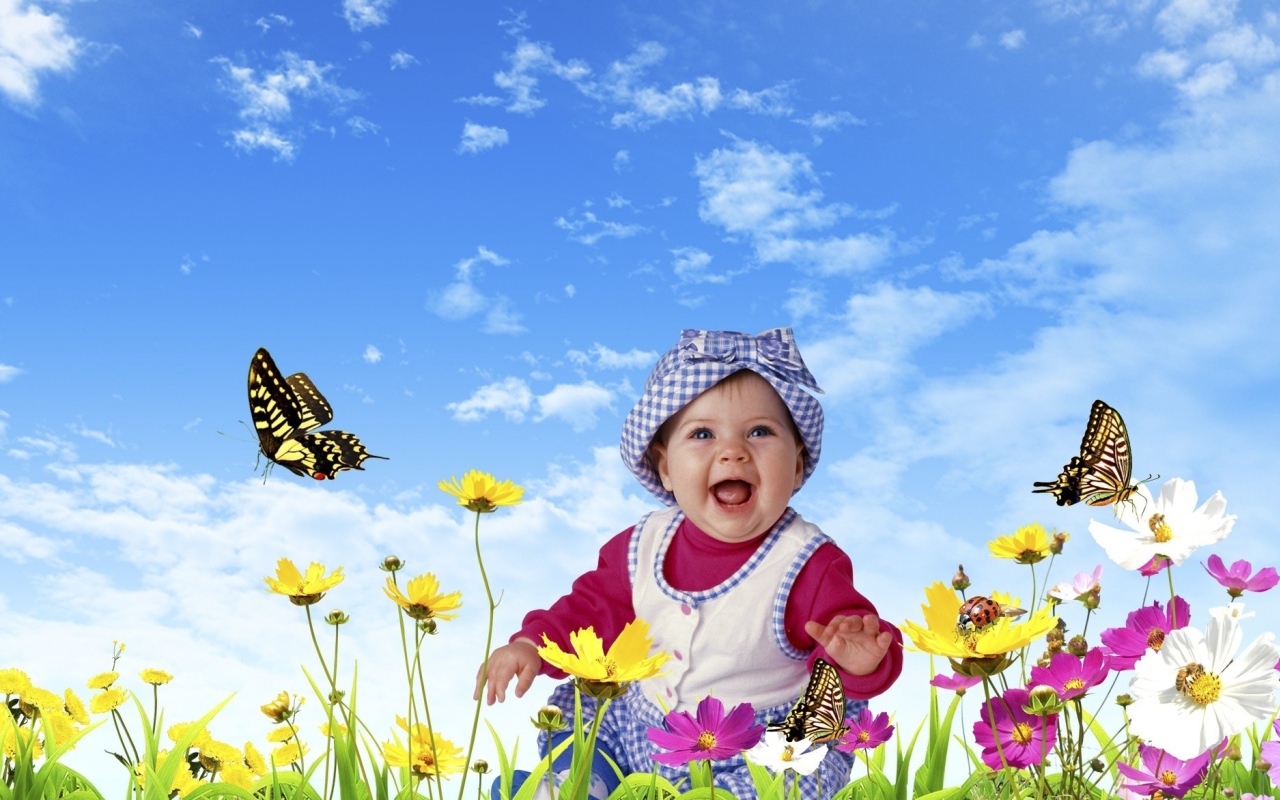 Улыбающийся ребенок на фоне голубого неба