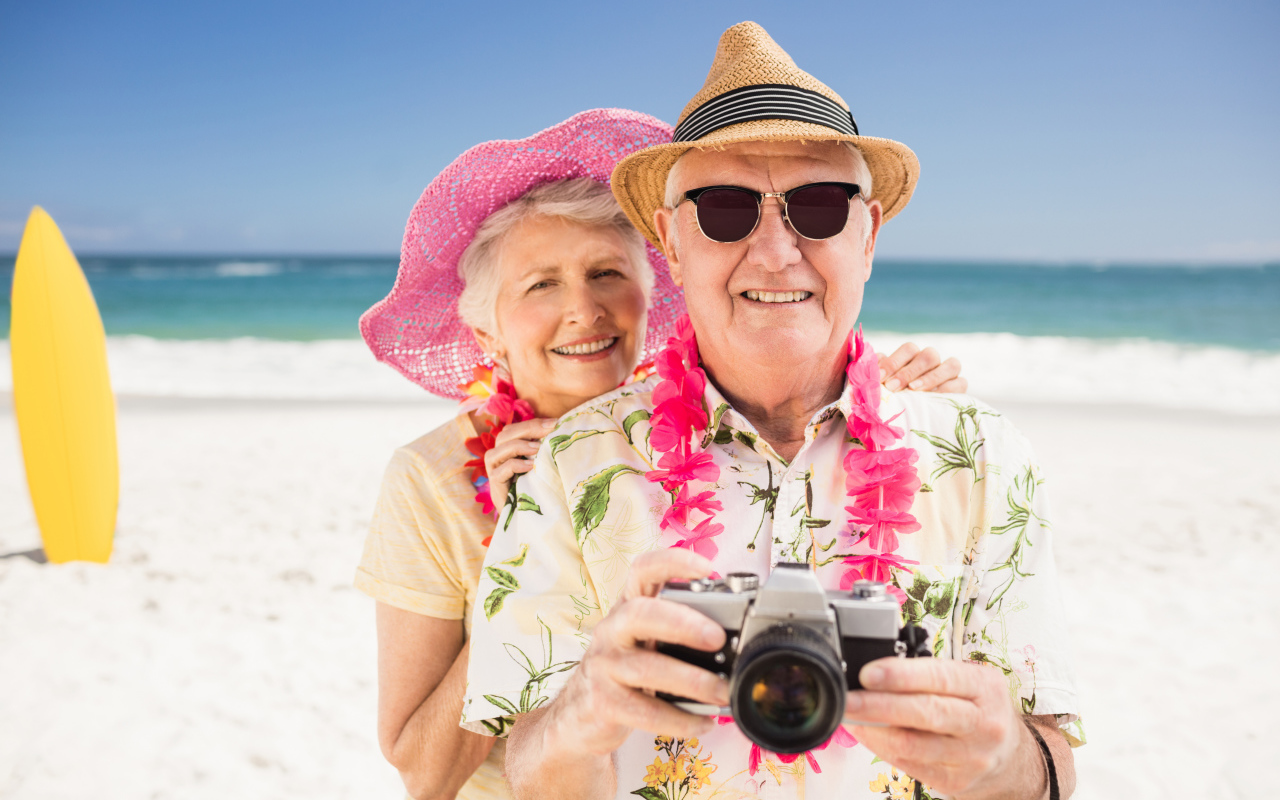 Пожилые мужчина и женщина отдыхают на пляже