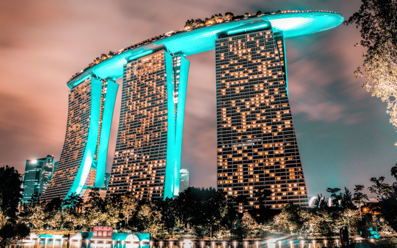 Гостиница Marina Bay Sands вечером, Сингапур. Азия