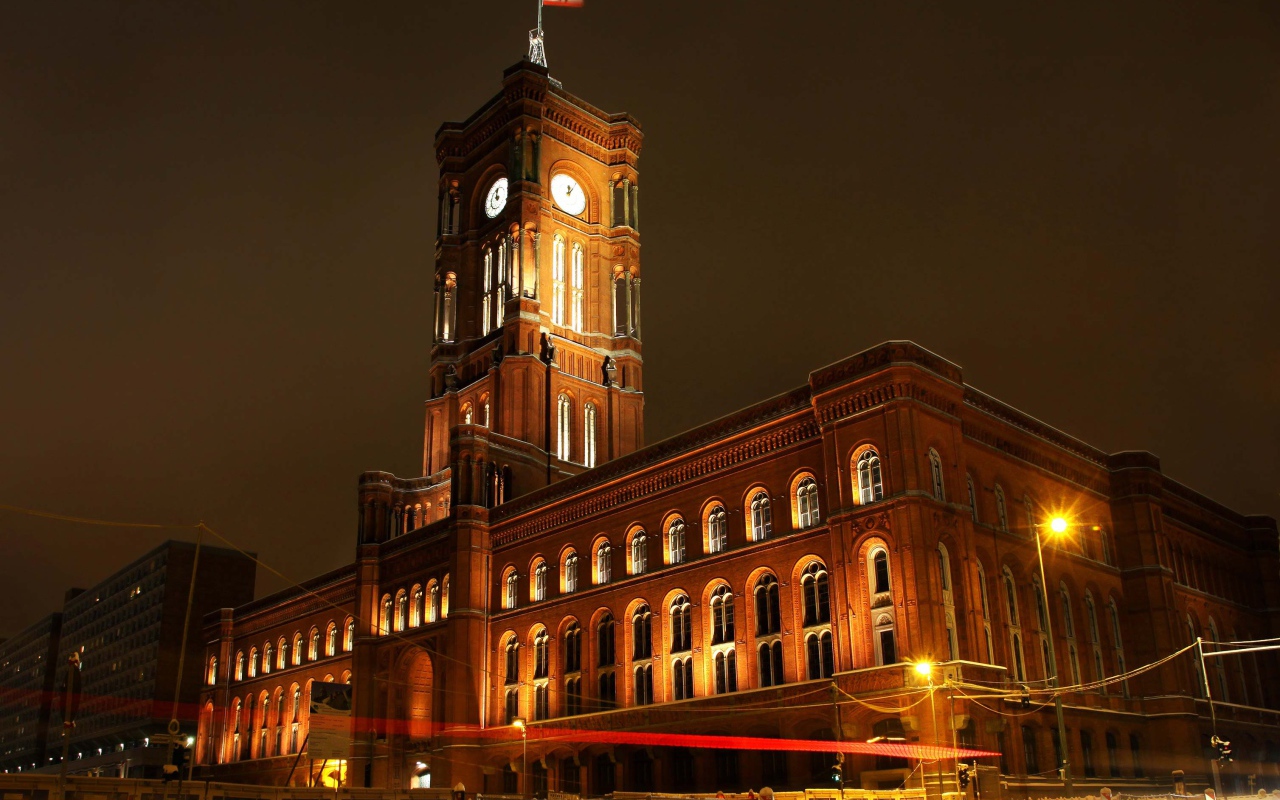 Здание Красная ратуша ночью, Берлин. Германия