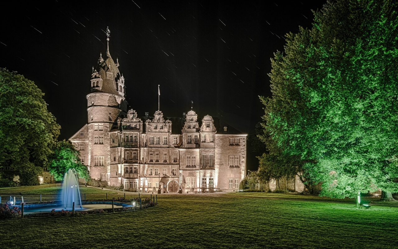 Резиденция Герцогского замка Детмольд в Северном Рейне-Вестфалии ночью, Германия