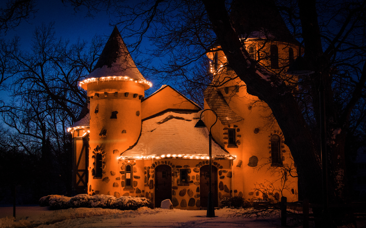 Музей Curwood Castle вечером, Мичиган. США