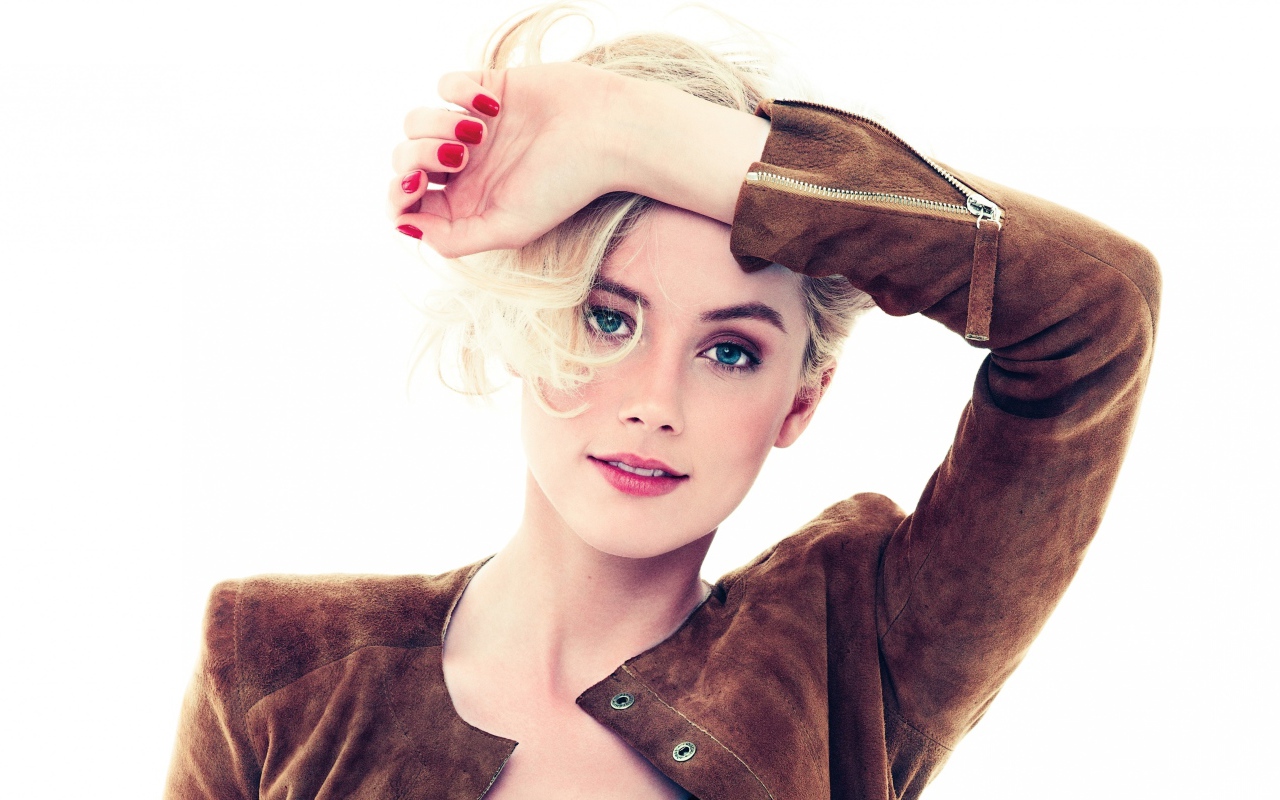 Актриса Эмбер Хёрд с красным маникюром на белом фоне