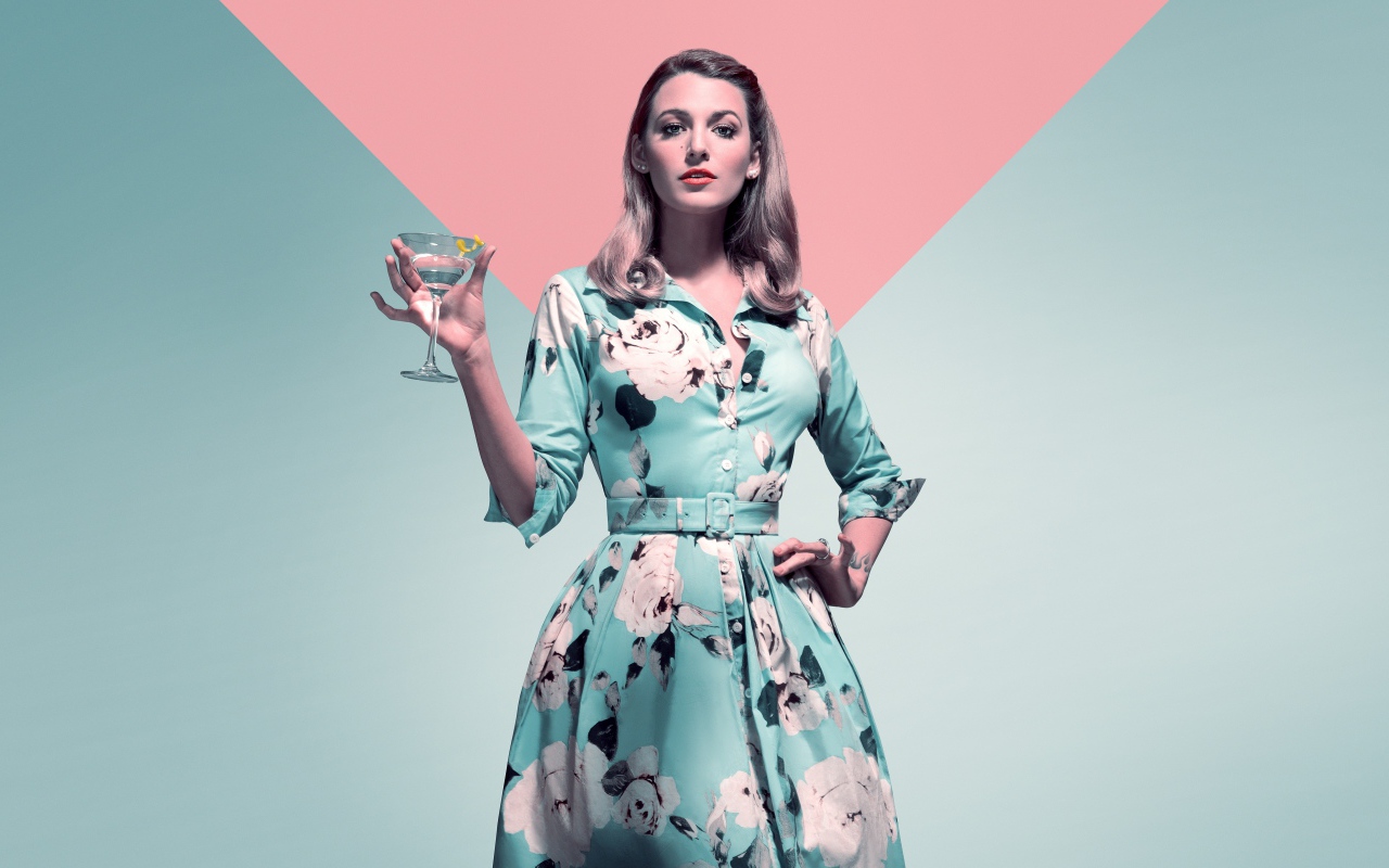 Актриса Блейк Лайвли в красивом платье с бокалом