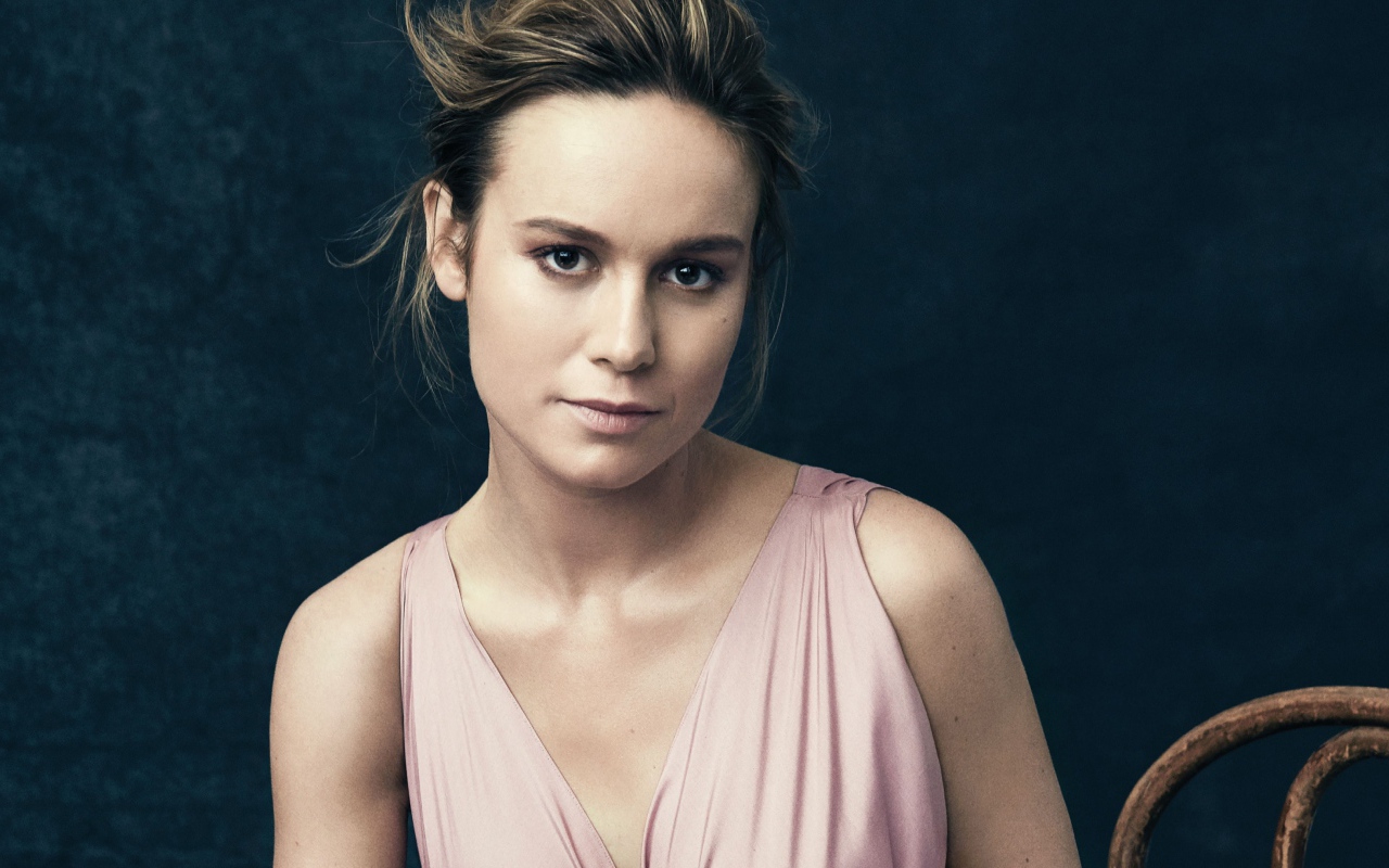 Актриса Бри Ларсон в розовом платье