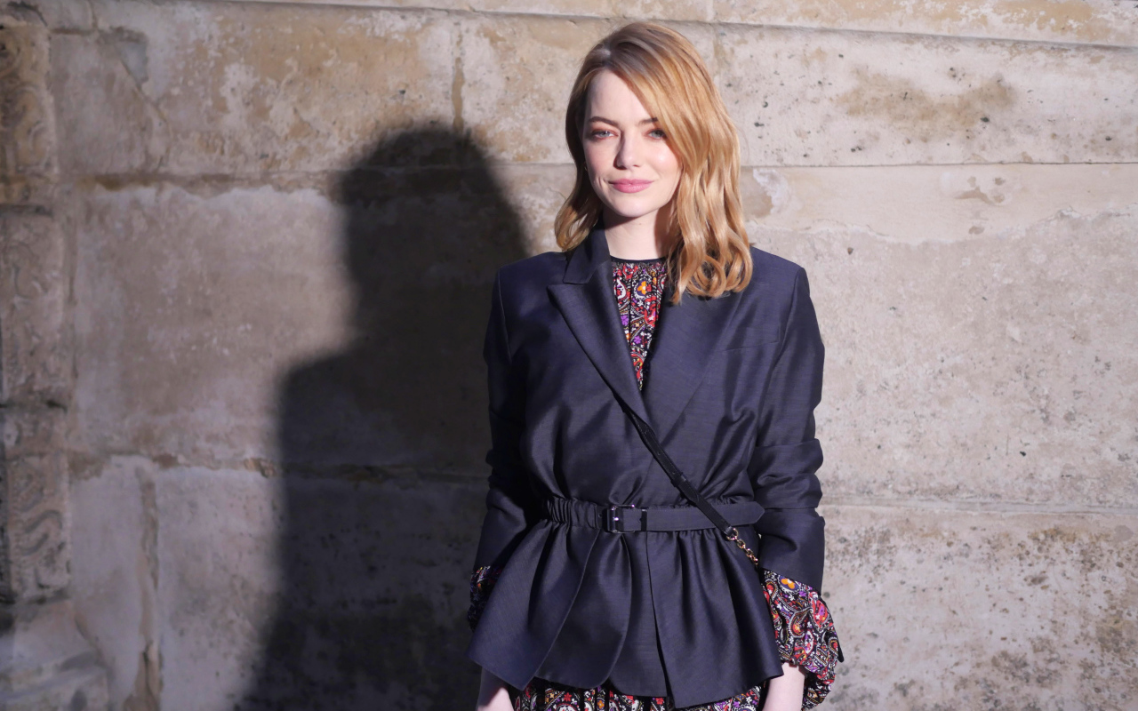 Актриса Эмма Стоун 2018 в черном пиджаке