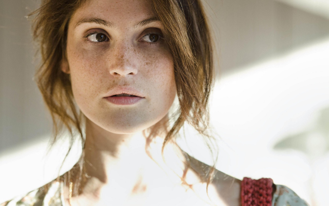 Актриса Джемма Артертон  с веснушками на лице