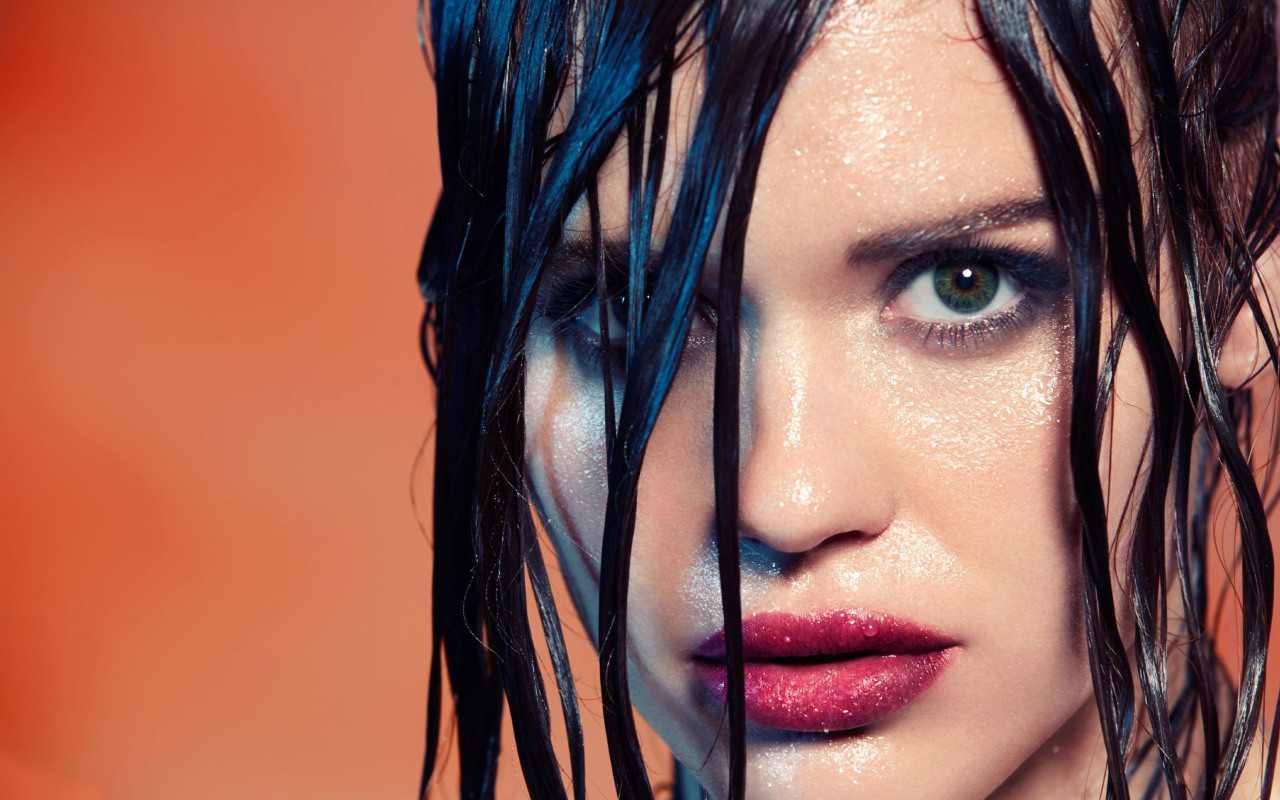 Актриса Холланд Роден с мокрыми волосами крупным планом