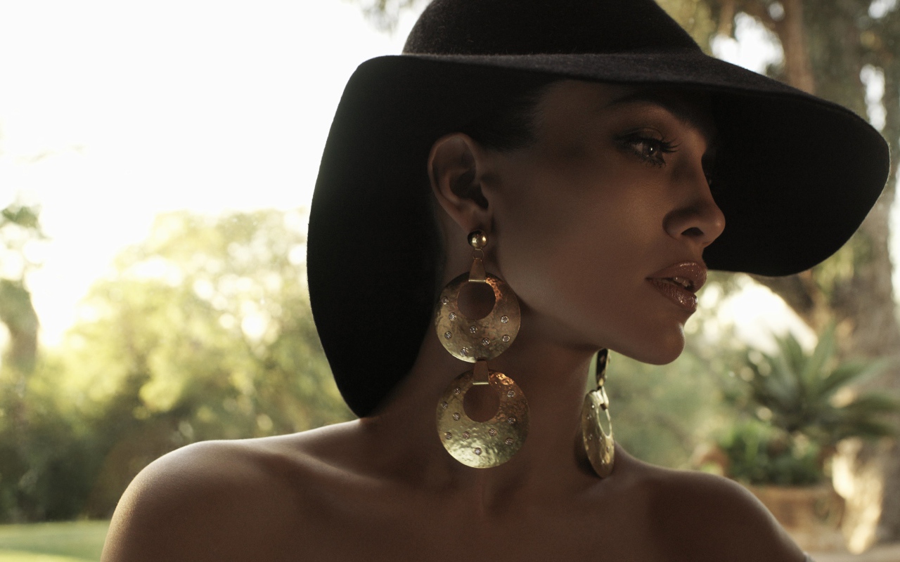 Актриса Дженнифер Лопес в большой черной шляпе