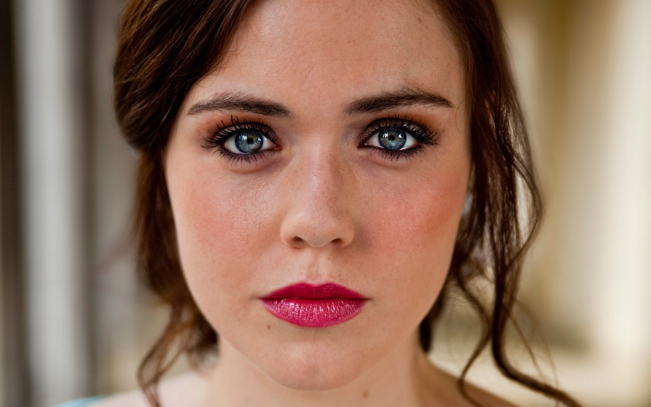 Актриса Дженни Жак с ярким макияжем 