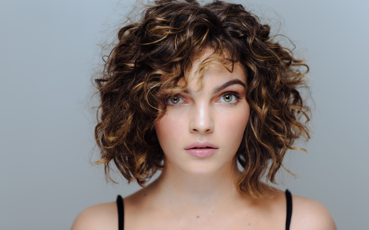 Актриса Камрен Бикондова на сером фоне