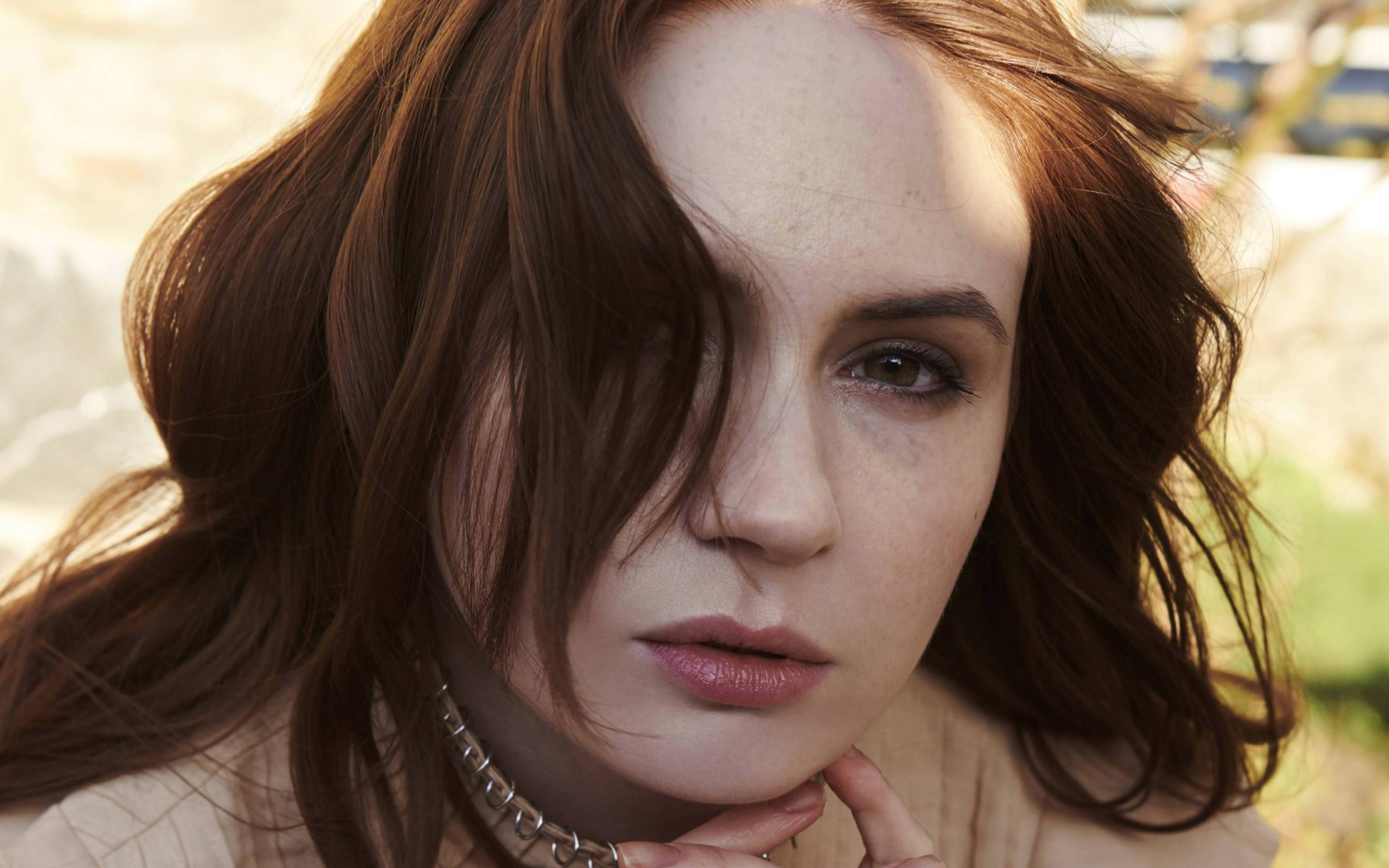 Актриса Карен Гиллан с распущенными волосами