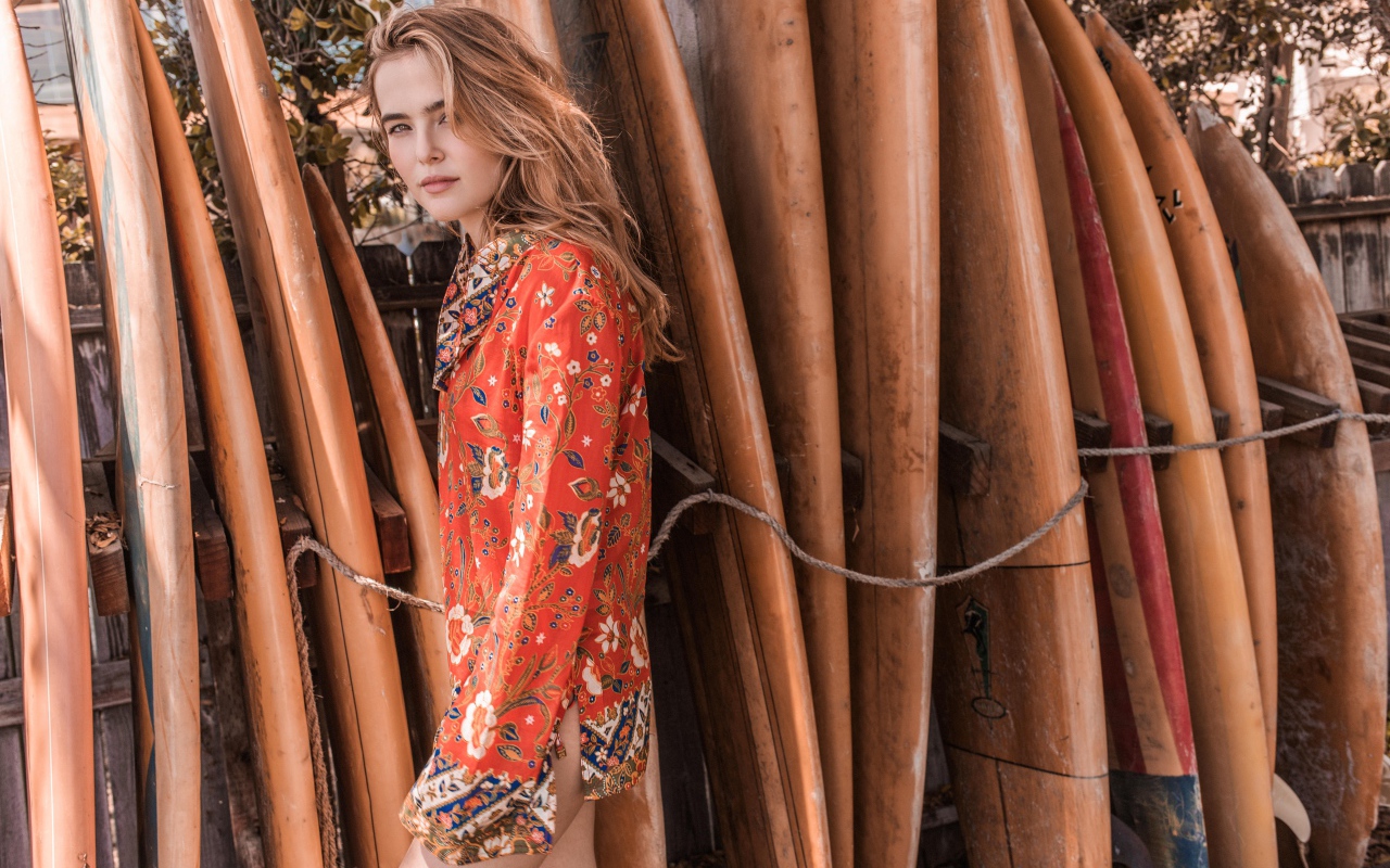 Актриса Зои Дойч возле досок для серфинга 