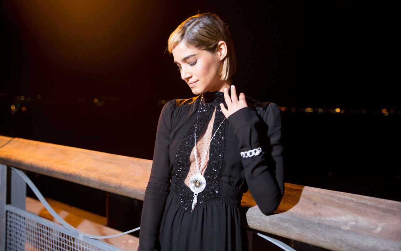 Алжирская актриса София Бутелла в черном платье 