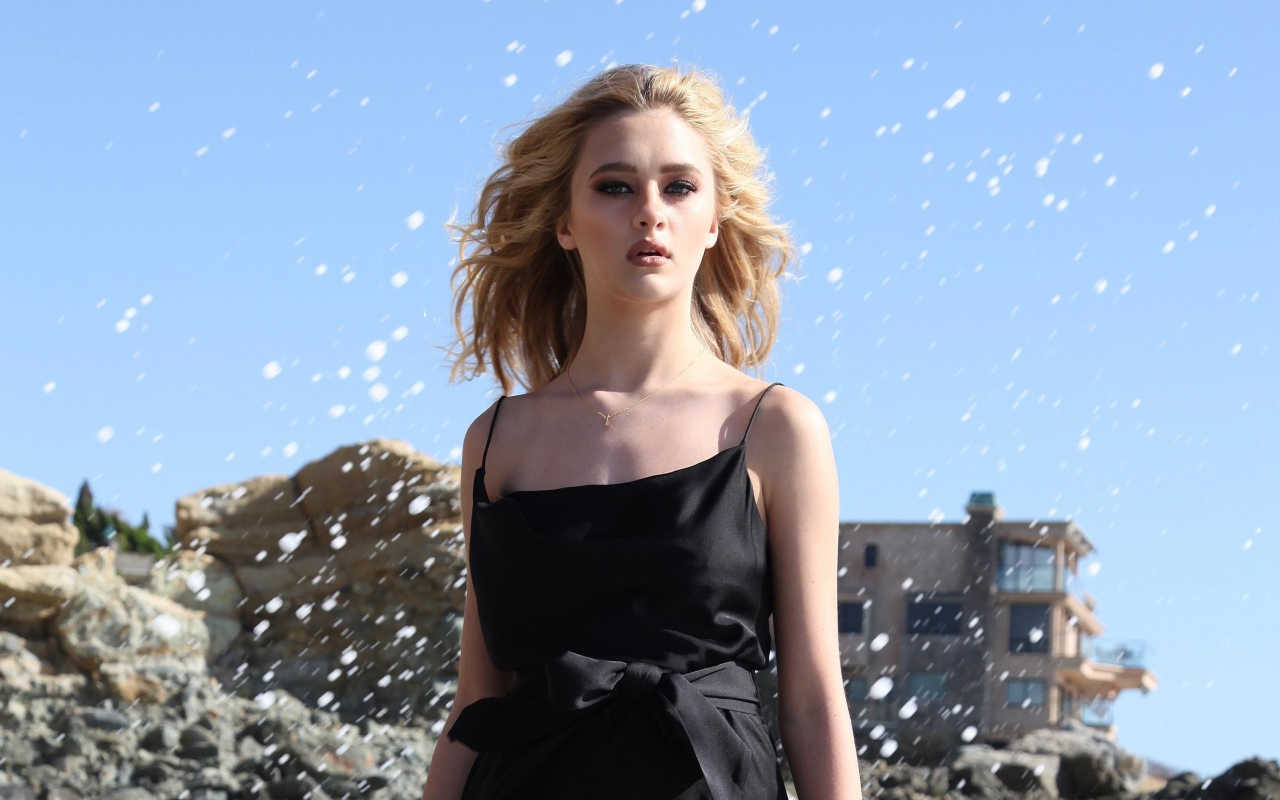 Американская актриса Лиззи Грин в черном платье 