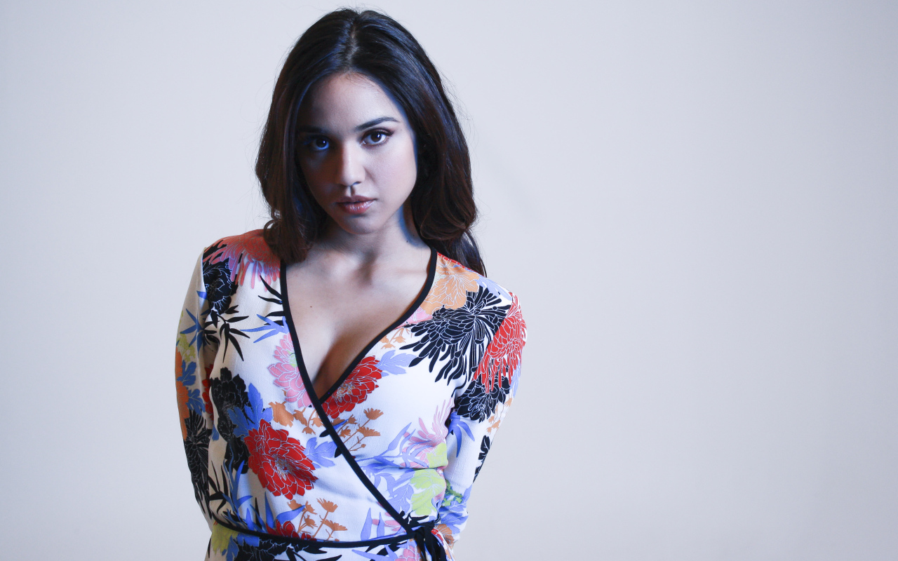 Американская актриса Саммер Бишил фото на сером фоне