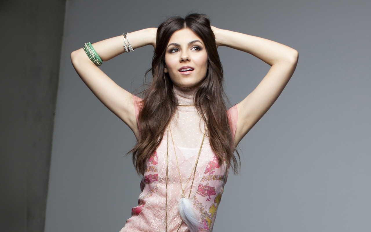 Американская актриса Виктория Джастис на сером фоне