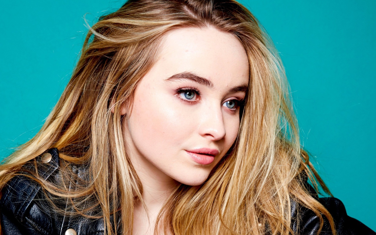 Американская актриса и певица Сабрина Карпентер в черной куртке