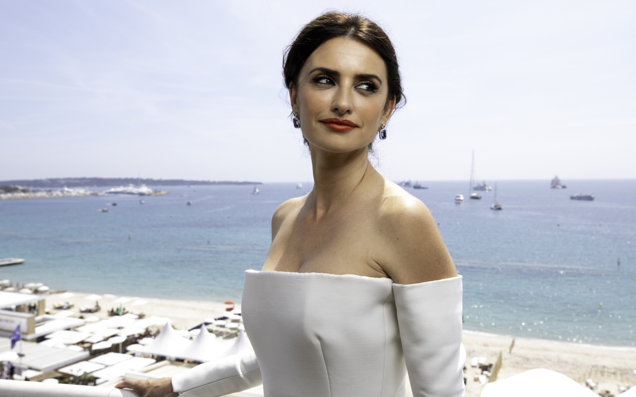 Красивая актриса Пенелопа Крус в белом платье