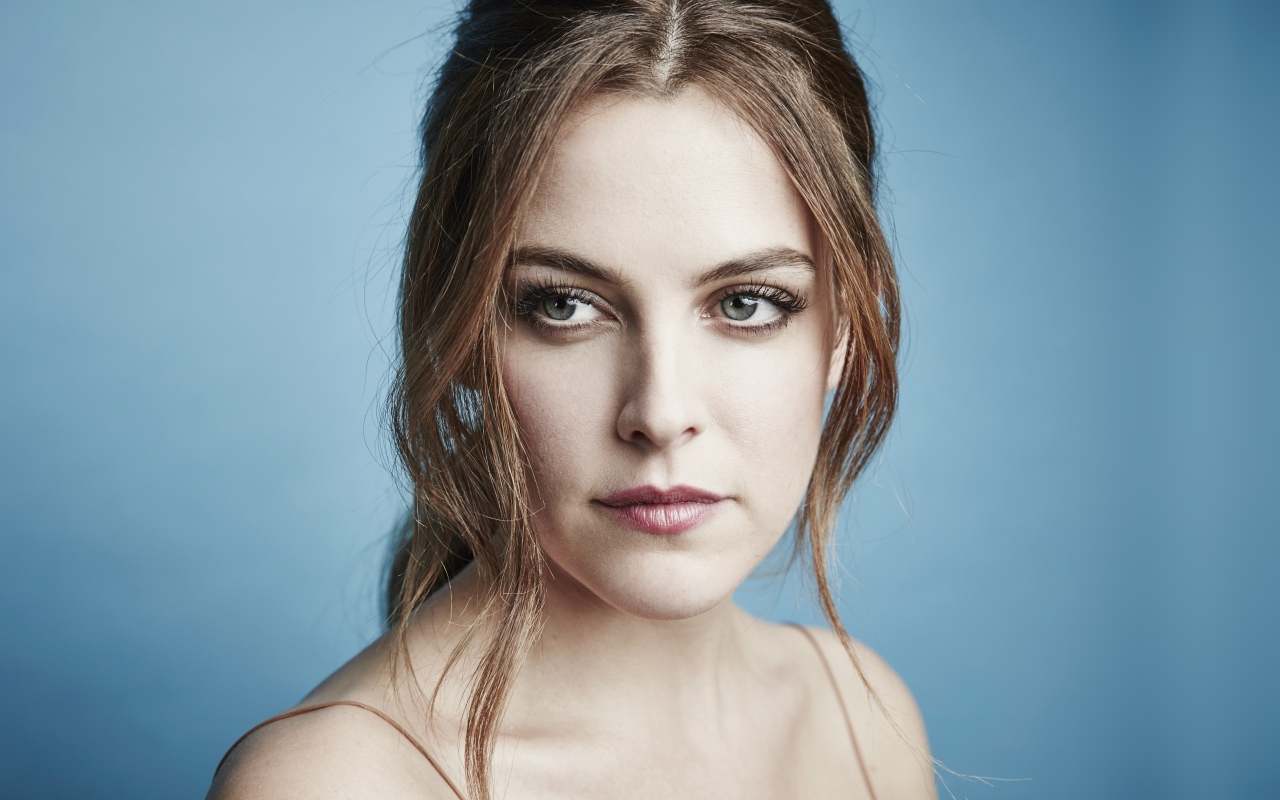 Красивая актриса Райли Кио фото на голубом фоне