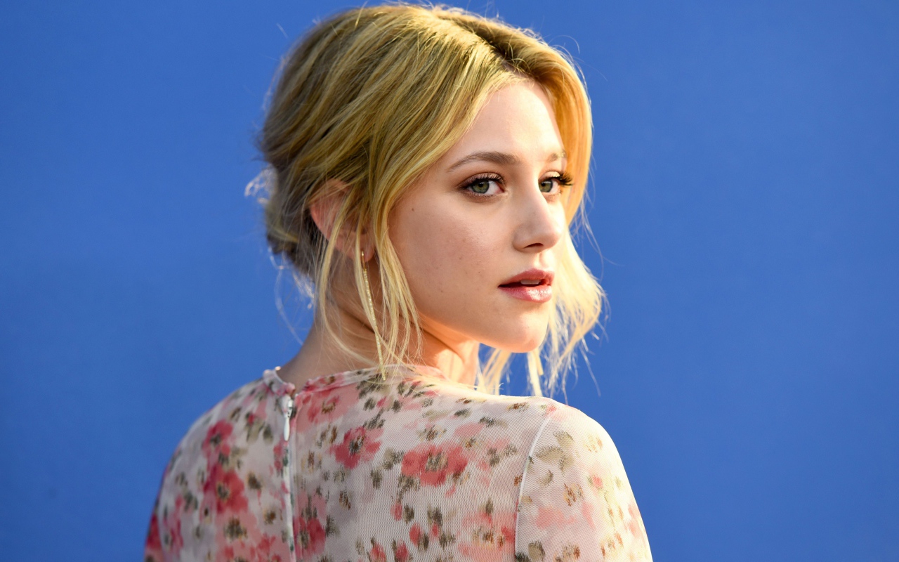 Красивая блондинка актриса Лили Рейнхарт