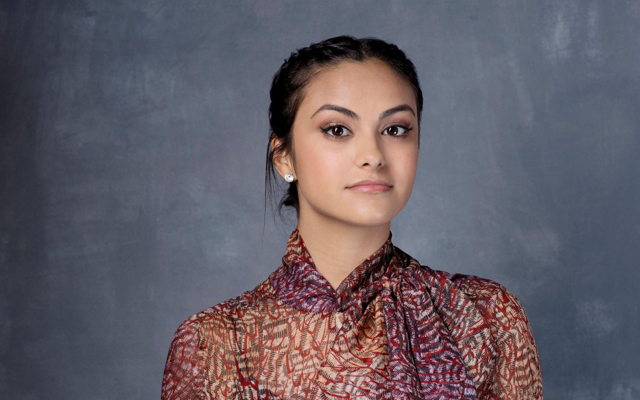 Красивая девушка, актриса Камила Мендес на сером фоне