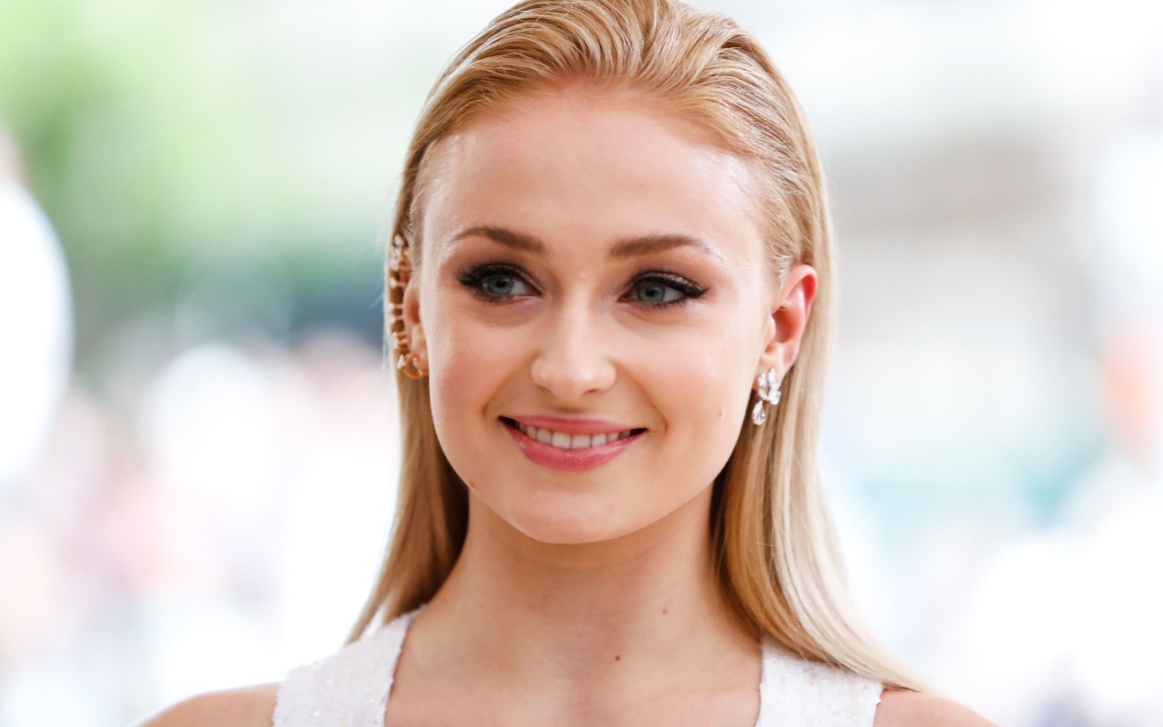 Красивая рыжеволосая актриса Софи Тёрнер с очаровательной улыбкой