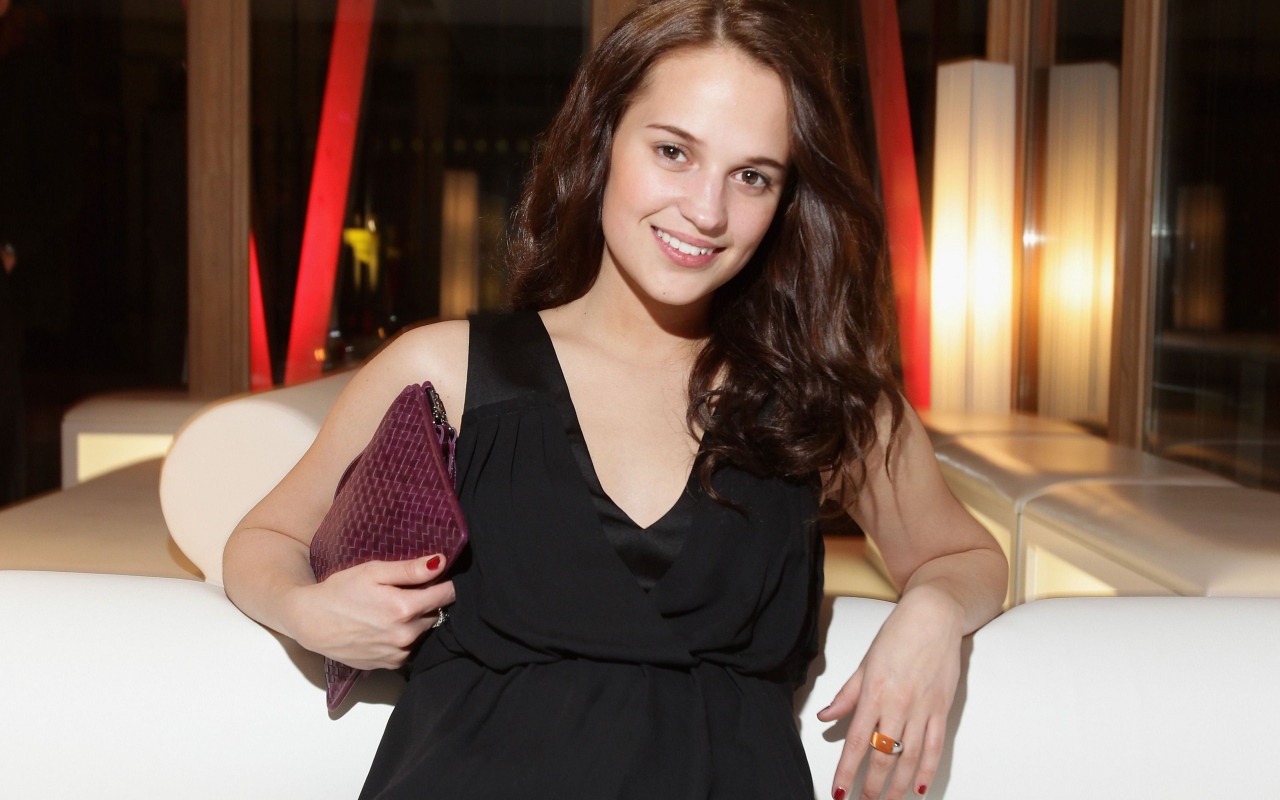 Красивая улыбающаяся девушка, актриса Алисия Викандер