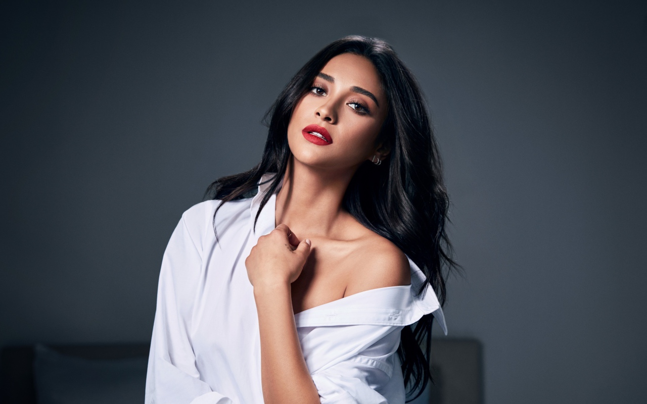 Канадская актриса Шей Митчелл на сером фоне