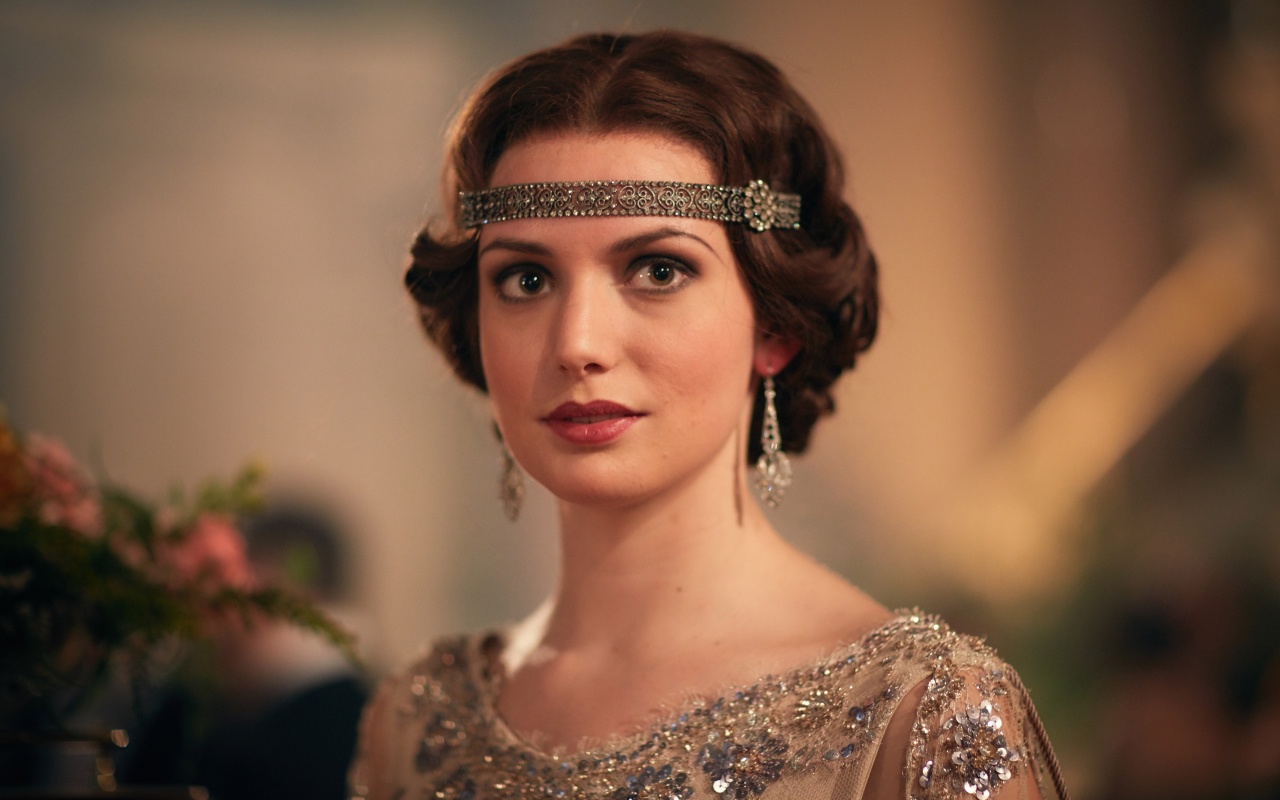 Голландская актриса Гайте Янсен с украшением в волосах 