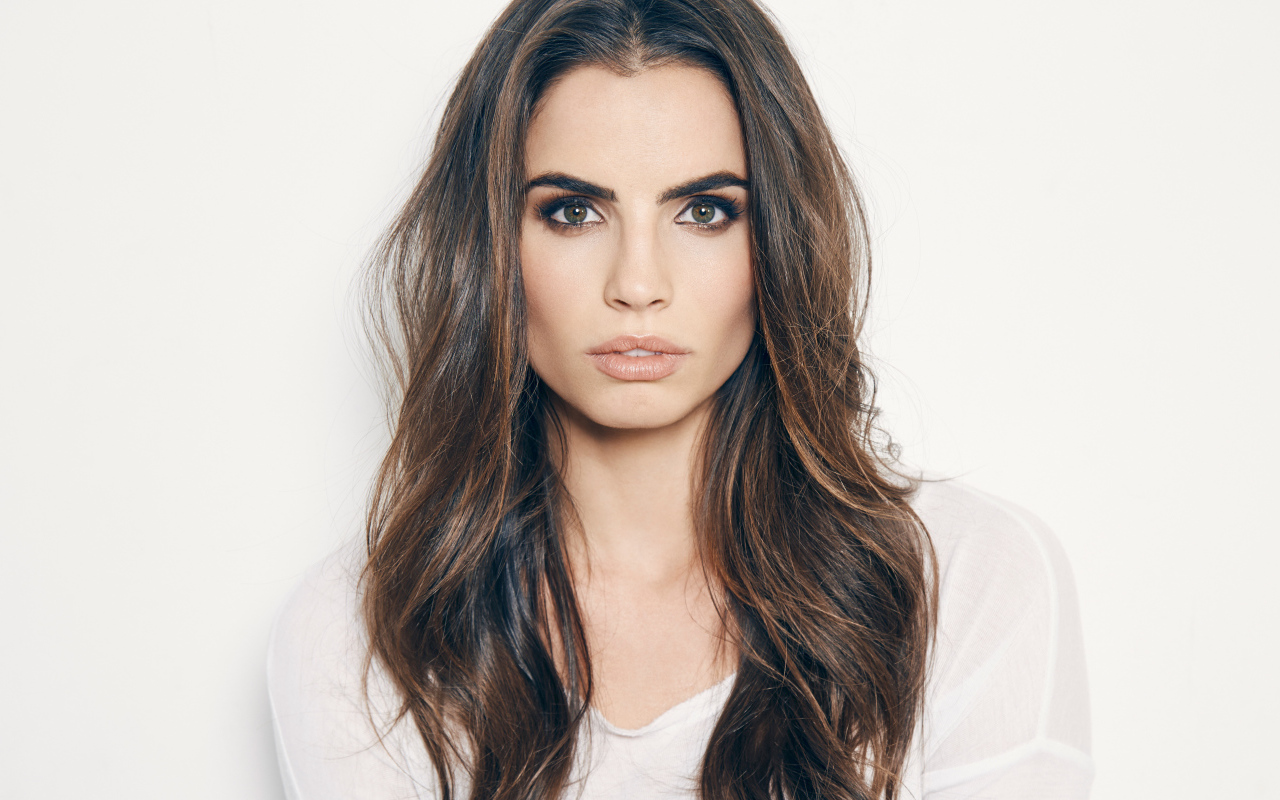 Длинноволосая американская актриса Хилти Боуэн