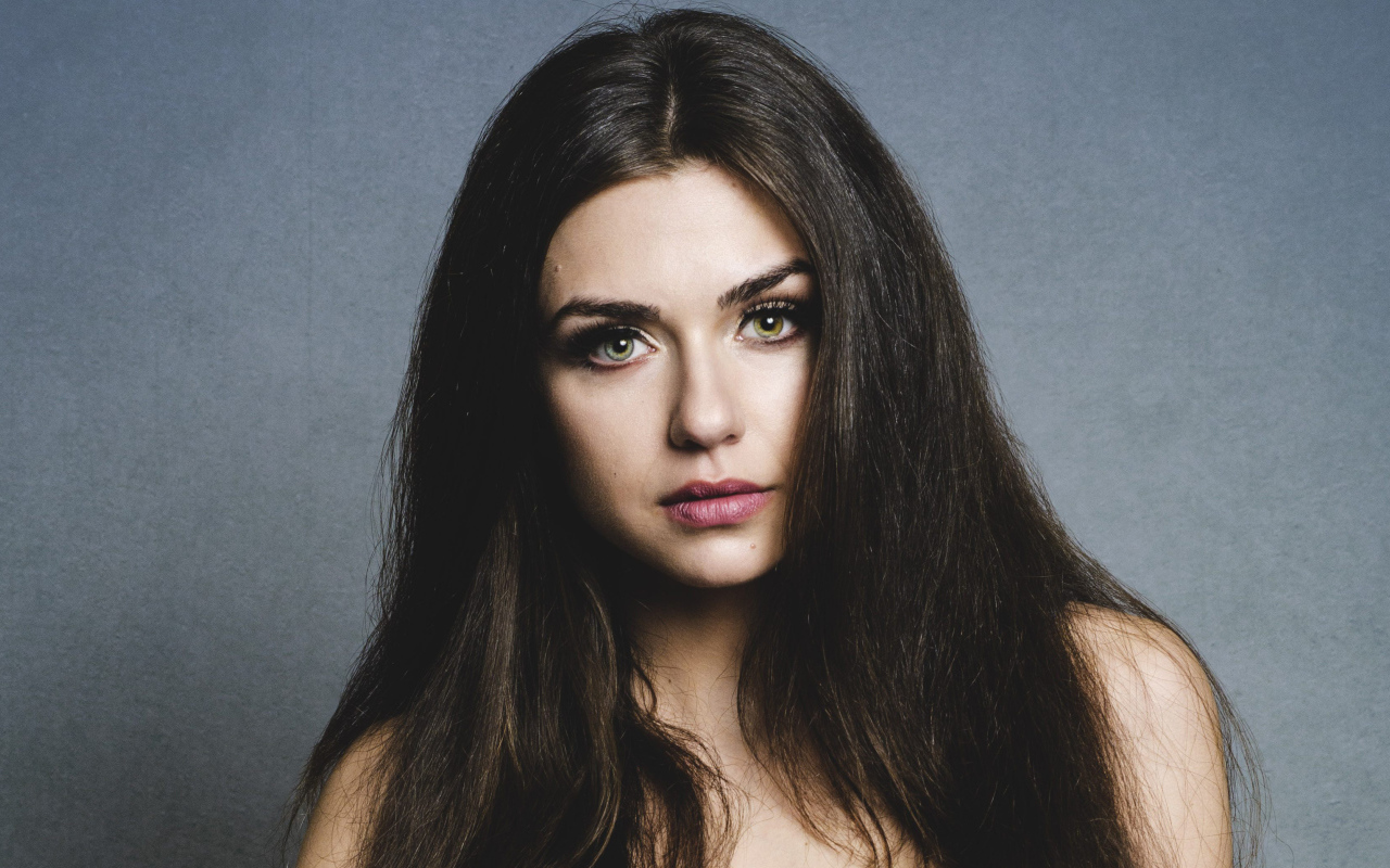 Длинноволосая зеленоглазая брюнетка, актриса Виктория Конфал