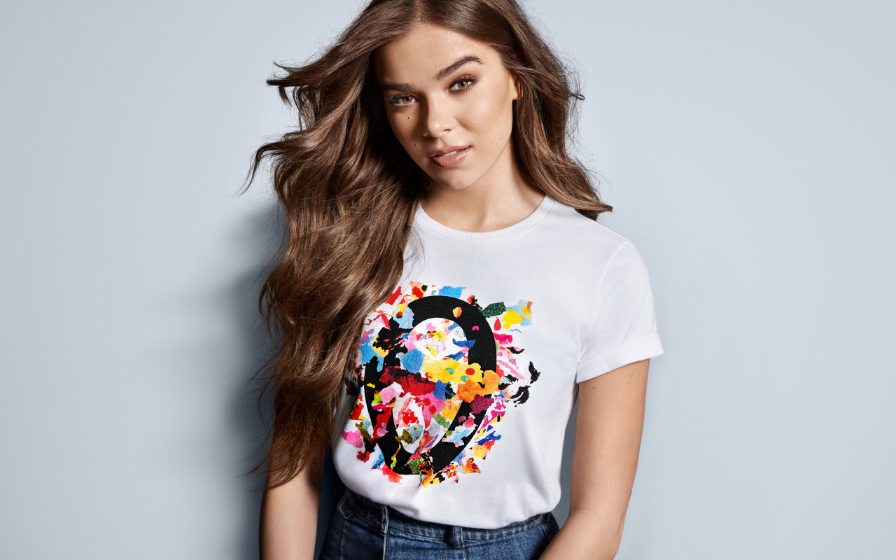 Длинноволосая шатенка, актриса Хейли Стейнфилд